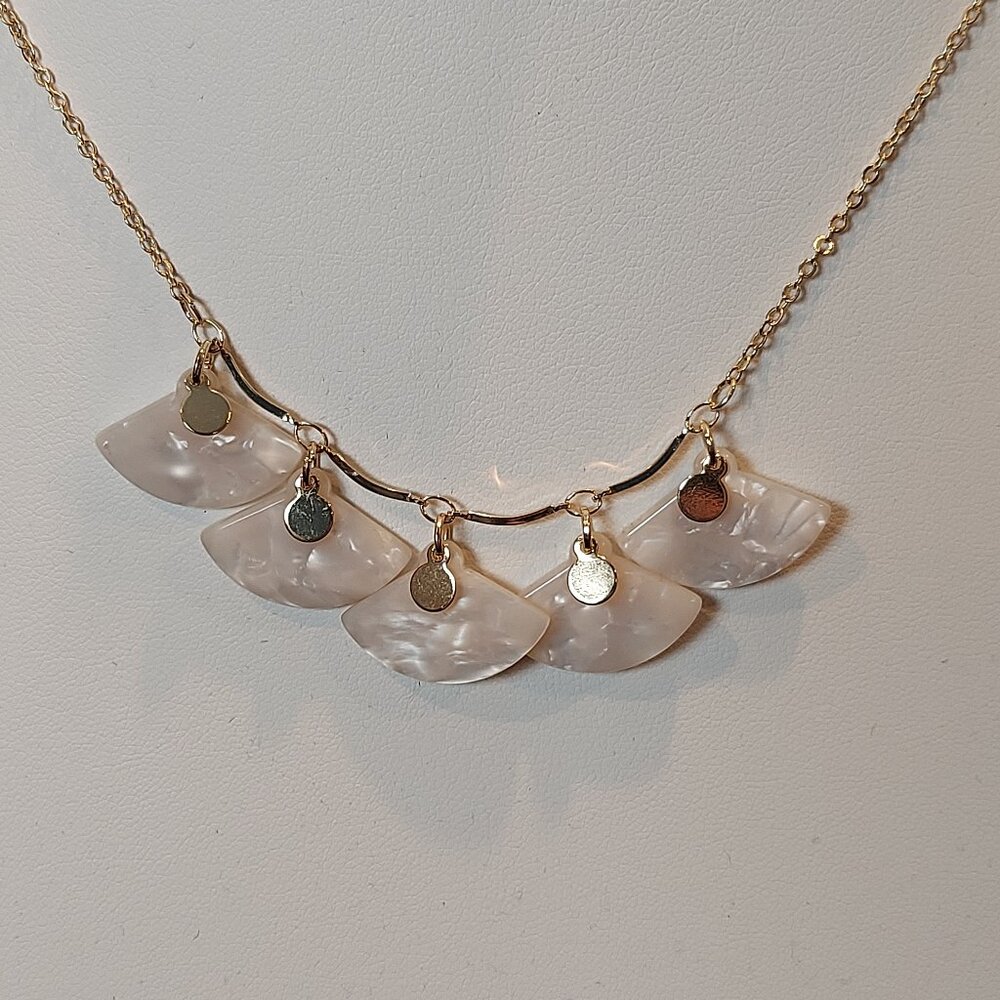 ๐๐NWT LAUREN CONRAD FAUX PEARL FAN NECKLACE - Picture 4 of 7